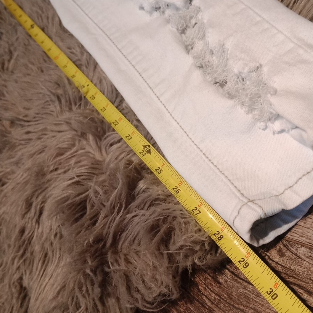 Distressed jeans - Picture 13 of 16